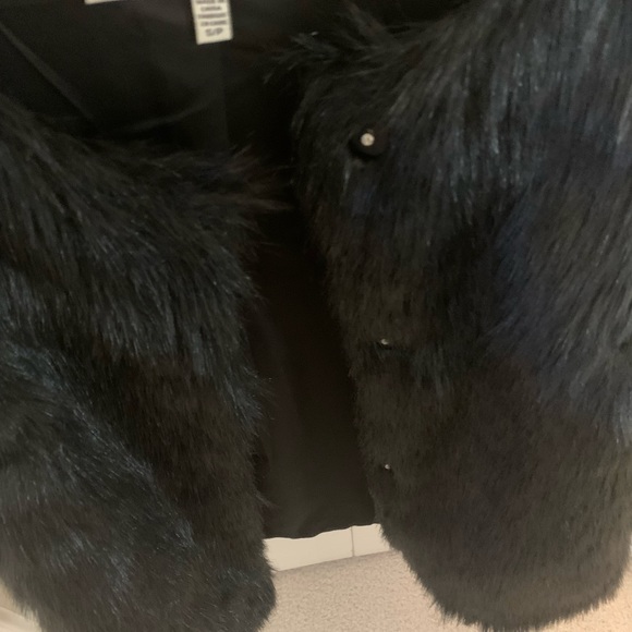 BLACK FAUX FUR VEST - Picture 4 of 8